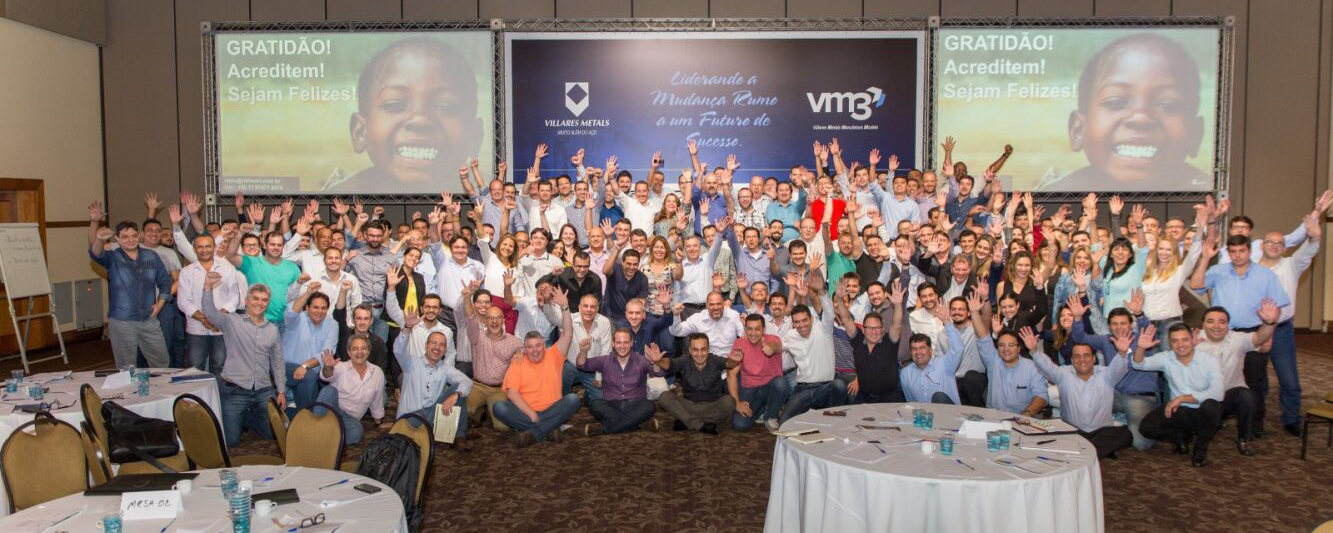 Grupo de funcionários da Villares Metals comemorando