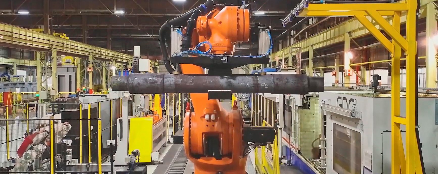 Imagem do robô segurando um eixo ferroviário bruto